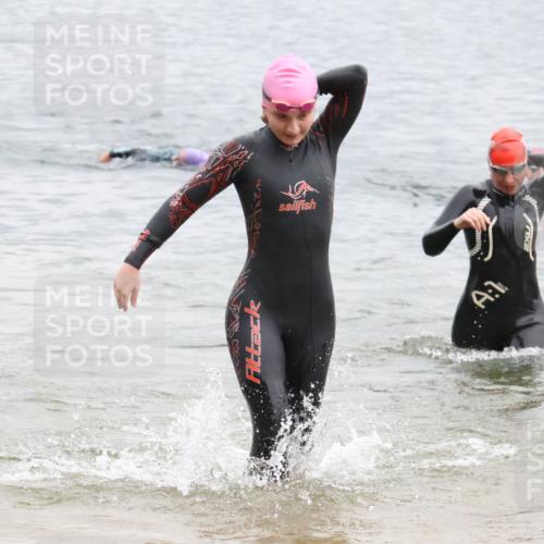 21.06.2025 - 27. Vierlanden-Triathlon Lena Gebhardt http://msf.ph/oto/8041572 15.06.2025 13:07:58 Schwimmen 1209, 1216, 1226 meine-sportfotos.de