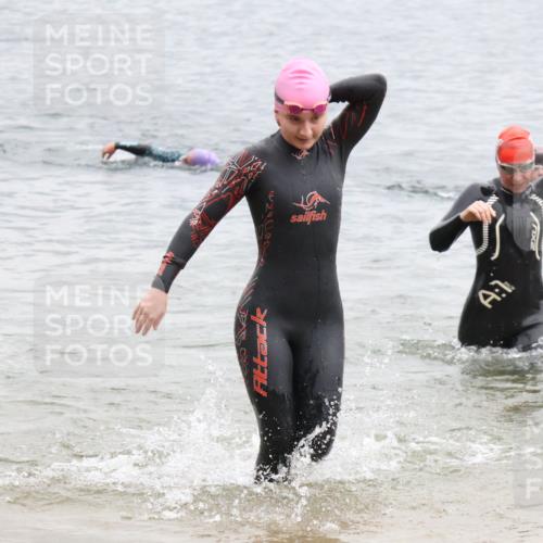 21.06.2025 - 27. Vierlanden-Triathlon Lena Gebhardt http://msf.ph/oto/8041575 15.06.2025 13:07:58 Schwimmen 1209, 1216, 1226 meine-sportfotos.de