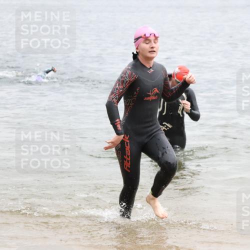 21.06.2025 - 27. Vierlanden-Triathlon Lena Gebhardt http://msf.ph/oto/8041576 15.06.2025 13:07:59 Schwimmen 1209, 1216, 1226 meine-sportfotos.de