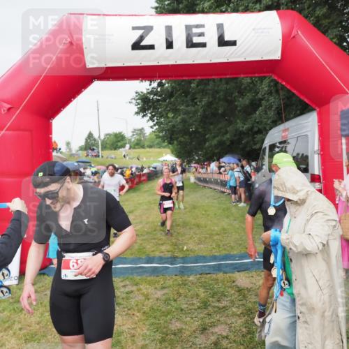 21.06.2025 - 27. Vierlanden-Triathlon MichiJ http://msf.ph/oto/8041578 15.06.2026 13:30:17 Ziel 68, 227, 663, 958, 970 meine-sportfotos.de