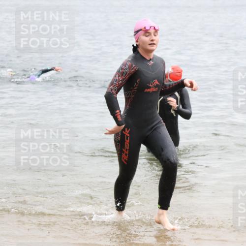 21.06.2025 - 27. Vierlanden-Triathlon Lena Gebhardt http://msf.ph/oto/8041579 15.06.2025 13:07:59 Schwimmen 1209, 1216, 1226 meine-sportfotos.de