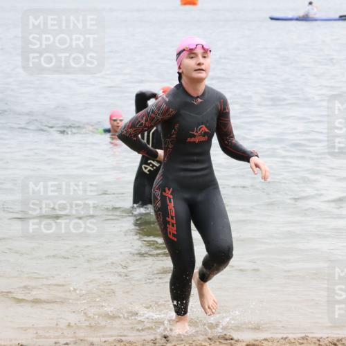 21.06.2025 - 27. Vierlanden-Triathlon Lena Gebhardt http://msf.ph/oto/8041582 15.06.2025 13:08:00 Schwimmen 1178, 1209, 1216, 1226 meine-sportfotos.de