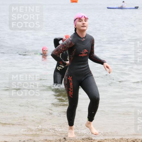 21.06.2025 - 27. Vierlanden-Triathlon Lena Gebhardt http://msf.ph/oto/8041585 15.06.2025 13:08:00 Schwimmen 1178, 1209, 1216, 1226 meine-sportfotos.de