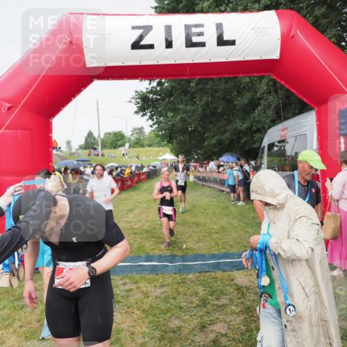 21.06.2025 - 27. Vierlanden-Triathlon MichiJ http://msf.ph/oto/8041586 15.06.2026 13:30:17 Ziel 68, 227, 663, 958, 970 meine-sportfotos.de