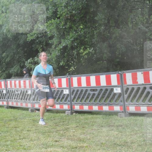 21.06.2025 - 27. Vierlanden-Triathlon KatJ http://msf.ph/oto/8041587 15.06.2025 14:34:25 Ziel 1289 meine-sportfotos.de
