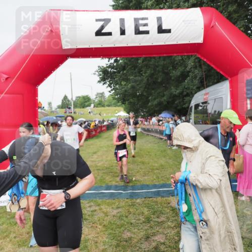 21.06.2025 - 27. Vierlanden-Triathlon MichiJ http://msf.ph/oto/8041588 15.06.2026 13:30:17 Ziel 68, 227, 663, 958, 970 meine-sportfotos.de