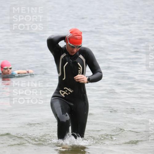 21.06.2025 - 27. Vierlanden-Triathlon Lena Gebhardt http://msf.ph/oto/8041589 15.06.2025 13:08:01 Schwimmen 1178, 1209, 1216, 1226 meine-sportfotos.de