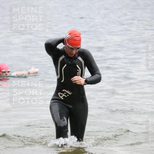 21.06.2025 - 27. Vierlanden-Triathlon Lena Gebhardt http://msf.ph/oto/8041593 15.06.2025 13:08:01 Schwimmen 1178, 1209, 1216, 1226 meine-sportfotos.de