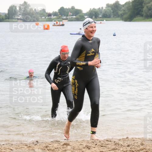 21.06.2025 - 27. Vierlanden-Triathlon Lena Gebhardt http://msf.ph/oto/8041598 15.06.2025 13:08:04 Schwimmen 1178, 1209, 1216, 1226 meine-sportfotos.de