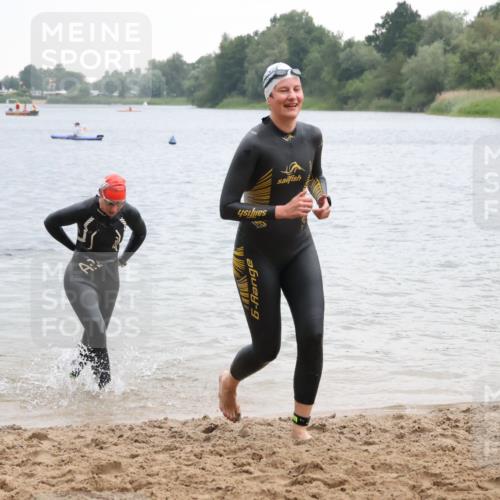 21.06.2025 - 27. Vierlanden-Triathlon Lena Gebhardt http://msf.ph/oto/8041601 15.06.2025 13:08:04 Schwimmen 1178, 1209, 1216, 1226 meine-sportfotos.de