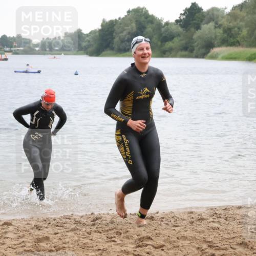 21.06.2025 - 27. Vierlanden-Triathlon Lena Gebhardt http://msf.ph/oto/8041604 15.06.2025 13:08:04 Schwimmen 1178, 1209, 1216, 1226 meine-sportfotos.de