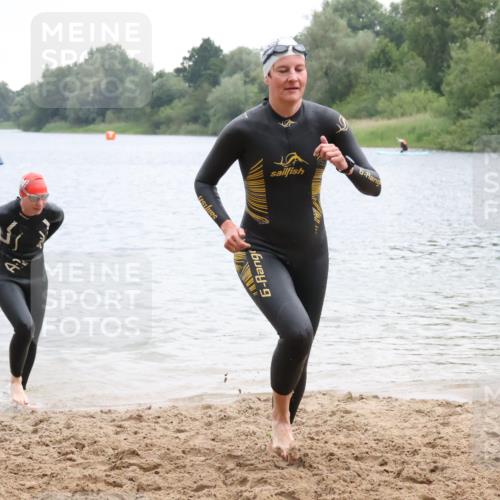 21.06.2025 - 27. Vierlanden-Triathlon Lena Gebhardt http://msf.ph/oto/8041605 15.06.2025 13:08:05 Schwimmen 1178, 1198, 1209, 1216, 1226 meine-sportfotos.de