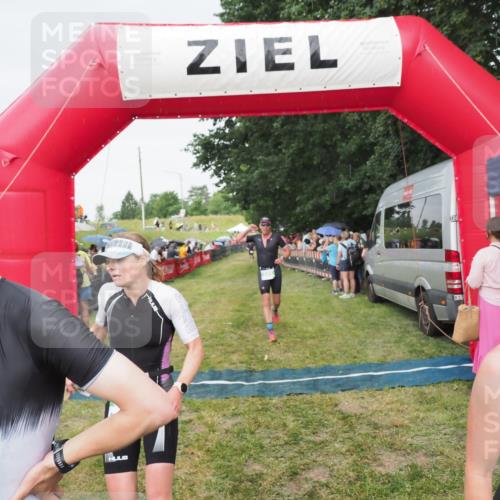 21.06.2025 - 27. Vierlanden-Triathlon MichiJ http://msf.ph/oto/8041607 15.06.2026 13:30:25 Ziel 663, 785, 891 meine-sportfotos.de