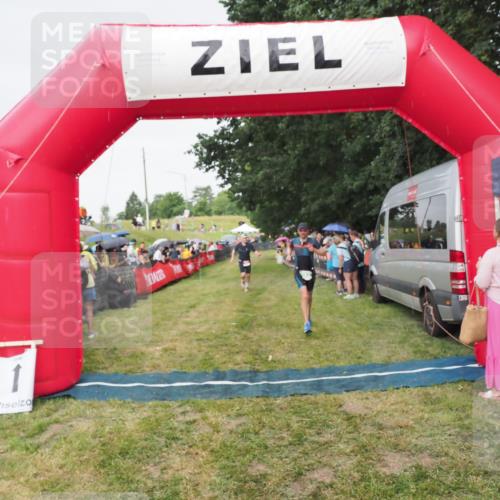21.06.2025 - 27. Vierlanden-Triathlon MichiJ http://msf.ph/oto/8041635 15.06.2026 13:30:33 Ziel 43, 783, 785 meine-sportfotos.de