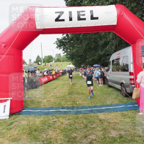 21.06.2025 - 27. Vierlanden-Triathlon MichiJ http://msf.ph/oto/8041642 15.06.2026 13:30:33 Ziel 43, 783, 785 meine-sportfotos.de