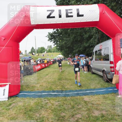 21.06.2025 - 27. Vierlanden-Triathlon MichiJ http://msf.ph/oto/8041644 15.06.2026 13:30:33 Ziel 43, 783, 785 meine-sportfotos.de