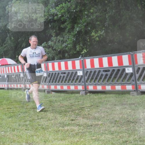 21.06.2025 - 27. Vierlanden-Triathlon KatJ http://msf.ph/oto/8041651 15.06.2025 14:34:45 Ziel 1274 meine-sportfotos.de