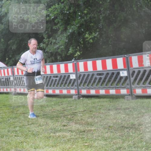 21.06.2025 - 27. Vierlanden-Triathlon KatJ http://msf.ph/oto/8041654 15.06.2025 14:34:45 Ziel 1274 meine-sportfotos.de