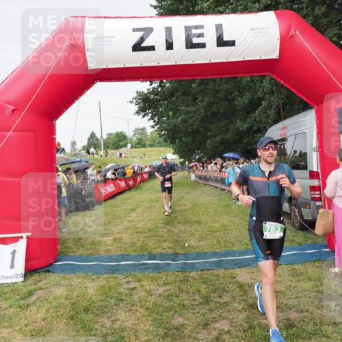 21.06.2025 - 27. Vierlanden-Triathlon MichiJ http://msf.ph/oto/8041659 15.06.2026 13:30:35 Ziel 43, 783 meine-sportfotos.de