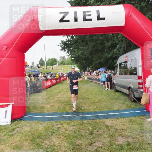 21.06.2025 - 27. Vierlanden-Triathlon MichiJ http://msf.ph/oto/8041662 15.06.2026 13:30:36 Ziel 43, 783 meine-sportfotos.de