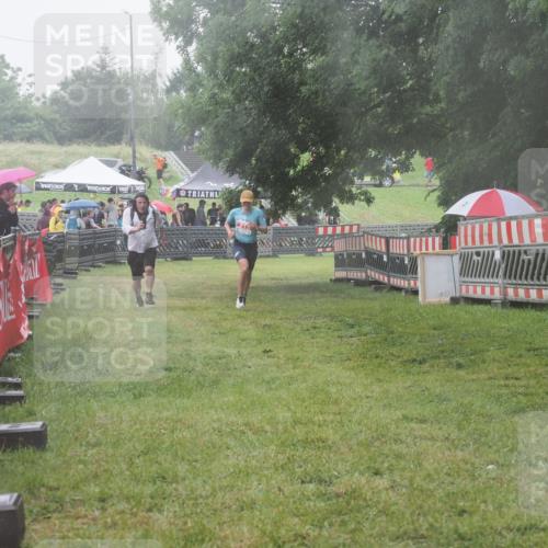 21.06.2025 - 27. Vierlanden-Triathlon KatJ http://msf.ph/oto/8041673 15.06.2025 14:35:27 Ziel 215 meine-sportfotos.de