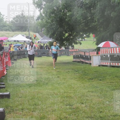 21.06.2025 - 27. Vierlanden-Triathlon KatJ http://msf.ph/oto/8041676 15.06.2025 14:35:27 Ziel 215 meine-sportfotos.de