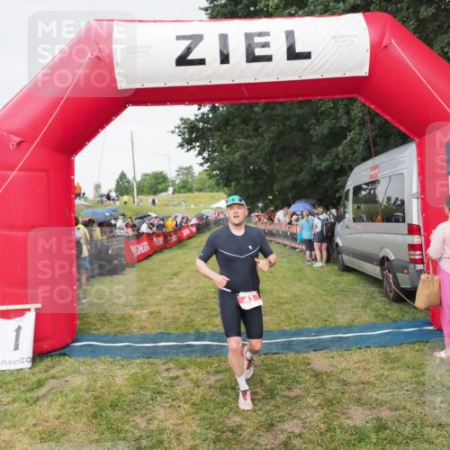 21.06.2025 - 27. Vierlanden-Triathlon MichiJ http://msf.ph/oto/8041677 15.06.2026 13:30:37 Ziel 43, 783 meine-sportfotos.de