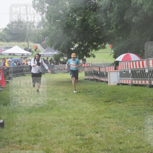 21.06.2025 - 27. Vierlanden-Triathlon KatJ http://msf.ph/oto/8041683 15.06.2025 14:35:28 Ziel 215 meine-sportfotos.de
