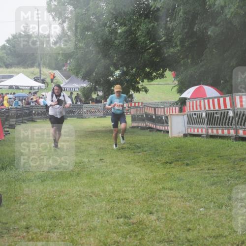 21.06.2025 - 27. Vierlanden-Triathlon KatJ http://msf.ph/oto/8041686 15.06.2025 14:35:28 Ziel 215 meine-sportfotos.de