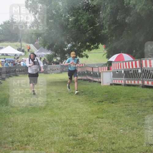 21.06.2025 - 27. Vierlanden-Triathlon KatJ http://msf.ph/oto/8041689 15.06.2025 14:35:28 Ziel 215 meine-sportfotos.de