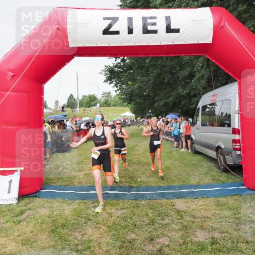 21.06.2025 - 27. Vierlanden-Triathlon MichiJ http://msf.ph/oto/8041691 15.06.2026 13:30:52 Ziel 1073, 1074, 1075 meine-sportfotos.de