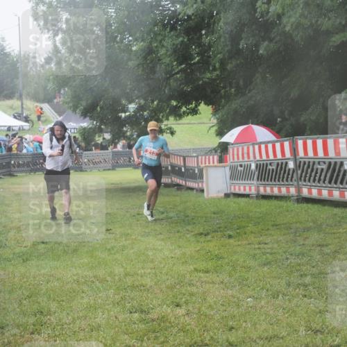 21.06.2025 - 27. Vierlanden-Triathlon KatJ http://msf.ph/oto/8041693 15.06.2025 14:35:28 Ziel 215 meine-sportfotos.de