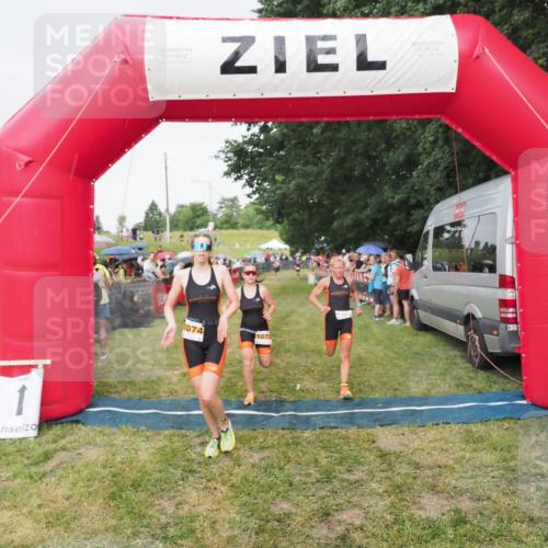 21.06.2025 - 27. Vierlanden-Triathlon MichiJ http://msf.ph/oto/8041694 15.06.2026 13:30:52 Ziel 1073, 1074, 1075 meine-sportfotos.de
