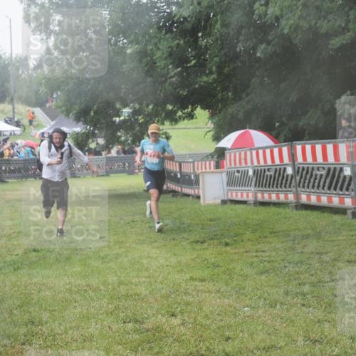 21.06.2025 - 27. Vierlanden-Triathlon KatJ http://msf.ph/oto/8041696 15.06.2025 14:35:28 Ziel 215 meine-sportfotos.de