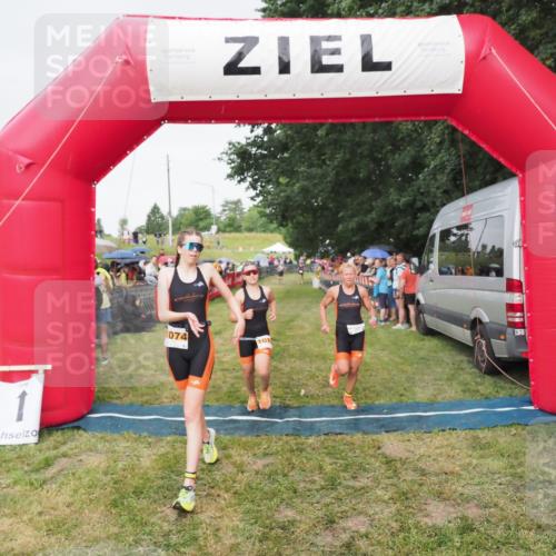 21.06.2025 - 27. Vierlanden-Triathlon MichiJ http://msf.ph/oto/8041697 15.06.2026 13:30:52 Ziel 1073, 1074, 1075 meine-sportfotos.de
