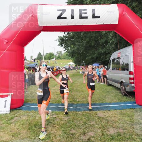21.06.2025 - 27. Vierlanden-Triathlon MichiJ http://msf.ph/oto/8041700 15.06.2026 13:30:52 Ziel 1073, 1074, 1075 meine-sportfotos.de