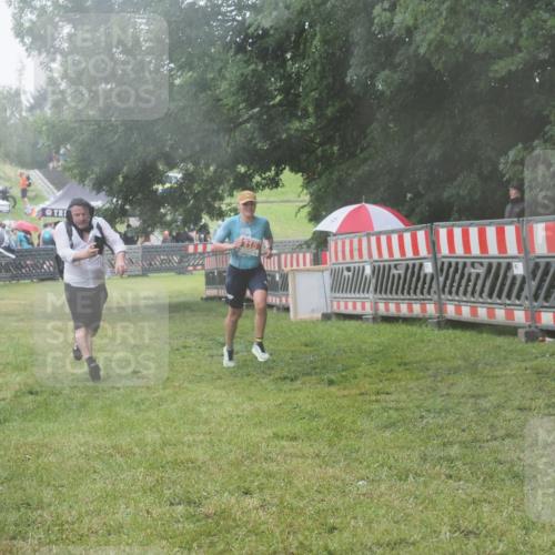 21.06.2025 - 27. Vierlanden-Triathlon KatJ http://msf.ph/oto/8041702 15.06.2025 14:35:28 Ziel 215 meine-sportfotos.de