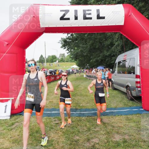21.06.2025 - 27. Vierlanden-Triathlon MichiJ http://msf.ph/oto/8041706 15.06.2026 13:30:52 Ziel 1073, 1074, 1075 meine-sportfotos.de
