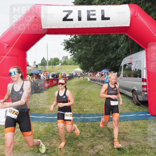 21.06.2025 - 27. Vierlanden-Triathlon MichiJ http://msf.ph/oto/8041712 15.06.2026 13:30:53 Ziel 1073, 1074, 1075 meine-sportfotos.de