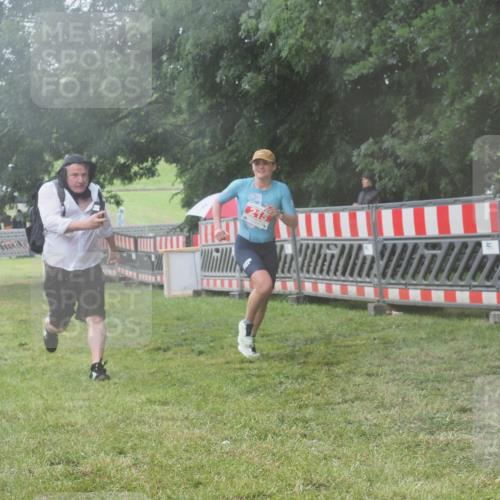 21.06.2025 - 27. Vierlanden-Triathlon KatJ http://msf.ph/oto/8041717 15.06.2025 14:35:29 Ziel 215 meine-sportfotos.de
