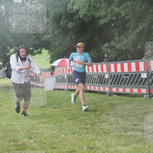 21.06.2025 - 27. Vierlanden-Triathlon KatJ http://msf.ph/oto/8041720 15.06.2025 14:35:29 Ziel 215 meine-sportfotos.de