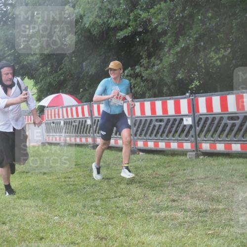 21.06.2025 - 27. Vierlanden-Triathlon KatJ http://msf.ph/oto/8041723 15.06.2025 14:35:30 Ziel 215 meine-sportfotos.de