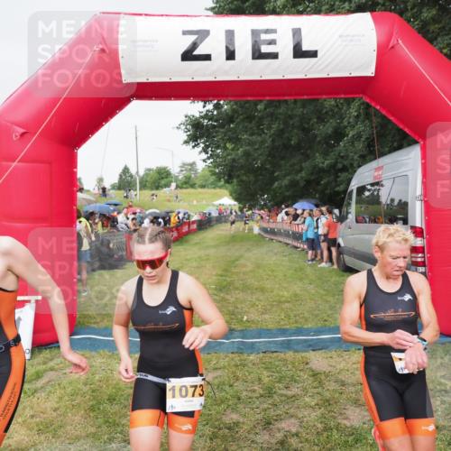 21.06.2025 - 27. Vierlanden-Triathlon MichiJ http://msf.ph/oto/8041725 15.06.2026 13:30:53 Ziel 1073, 1074, 1075 meine-sportfotos.de