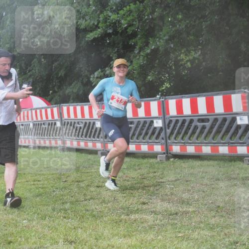 21.06.2025 - 27. Vierlanden-Triathlon KatJ http://msf.ph/oto/8041728 15.06.2025 14:35:30 Ziel 215 meine-sportfotos.de