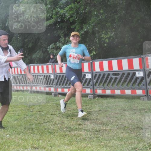 21.06.2025 - 27. Vierlanden-Triathlon KatJ http://msf.ph/oto/8041733 15.06.2025 14:35:30 Ziel 215 meine-sportfotos.de