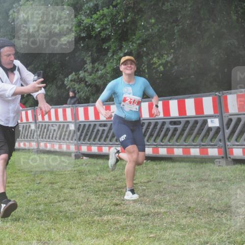 21.06.2025 - 27. Vierlanden-Triathlon KatJ http://msf.ph/oto/8041737 15.06.2025 14:35:30 Ziel 215 meine-sportfotos.de