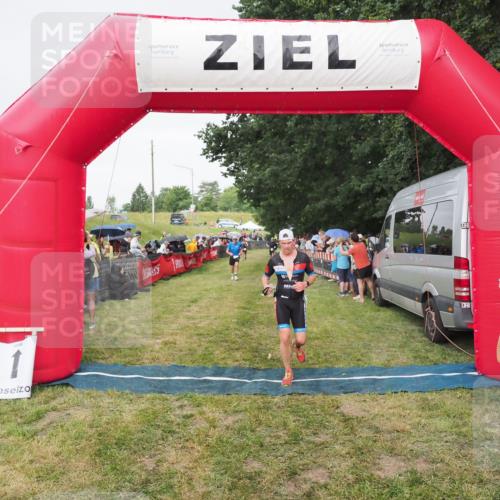 21.06.2025 - 27. Vierlanden-Triathlon MichiJ http://msf.ph/oto/8041738 15.06.2026 13:31:33 Ziel 847, 968 meine-sportfotos.de