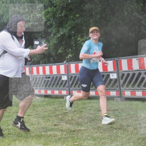 21.06.2025 - 27. Vierlanden-Triathlon KatJ http://msf.ph/oto/8041743 15.06.2025 14:35:30 Ziel 215 meine-sportfotos.de