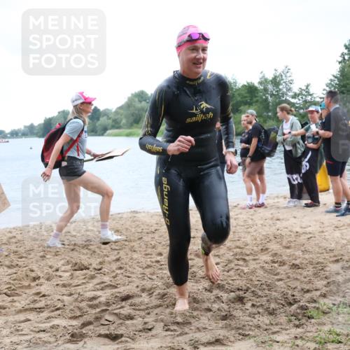 21.06.2025 - 27. Vierlanden-Triathlon Lena Gebhardt http://msf.ph/oto/8041753 15.06.2025 13:08:32 Schwimmen 1168, 1176, 1229 meine-sportfotos.de