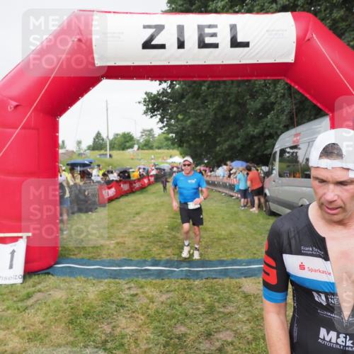 21.06.2025 - 27. Vierlanden-Triathlon MichiJ http://msf.ph/oto/8041761 15.06.2026 13:31:37 Ziel 799, 847, 968 meine-sportfotos.de